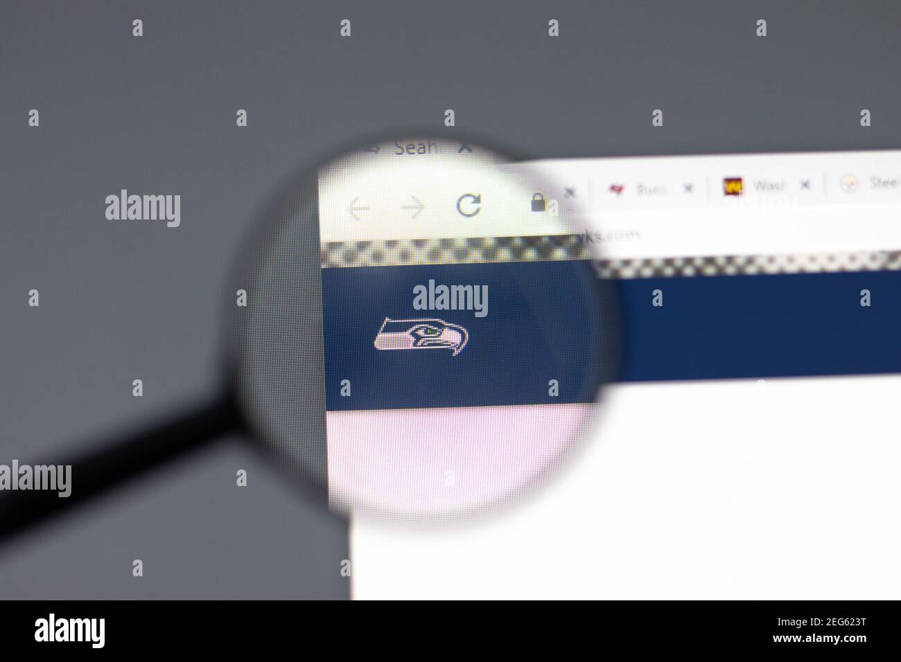 New York, USA - 15. Februar 2021: Seattle Seahawks Website im Browser mit Firmenlogo, illustrative Editorial. Stockfoto