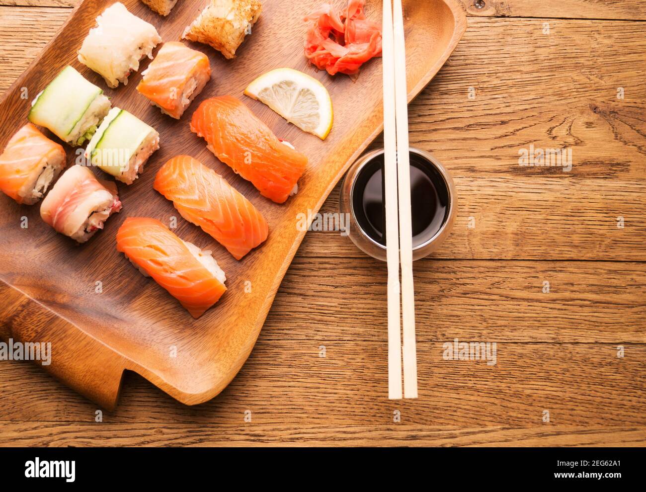 Satz von Sushi und Maki Rollen am Steintisch. Draufsicht mit Textfreiraum Stockfoto