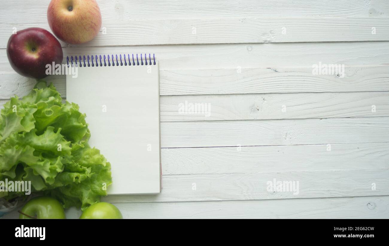 Diät-Essen und Diät-Plan auf hölzernen Hintergrund. Gesunde Ernährung, Diät, Abnehmen und Gewichtsverlust Konzept. Stockfoto