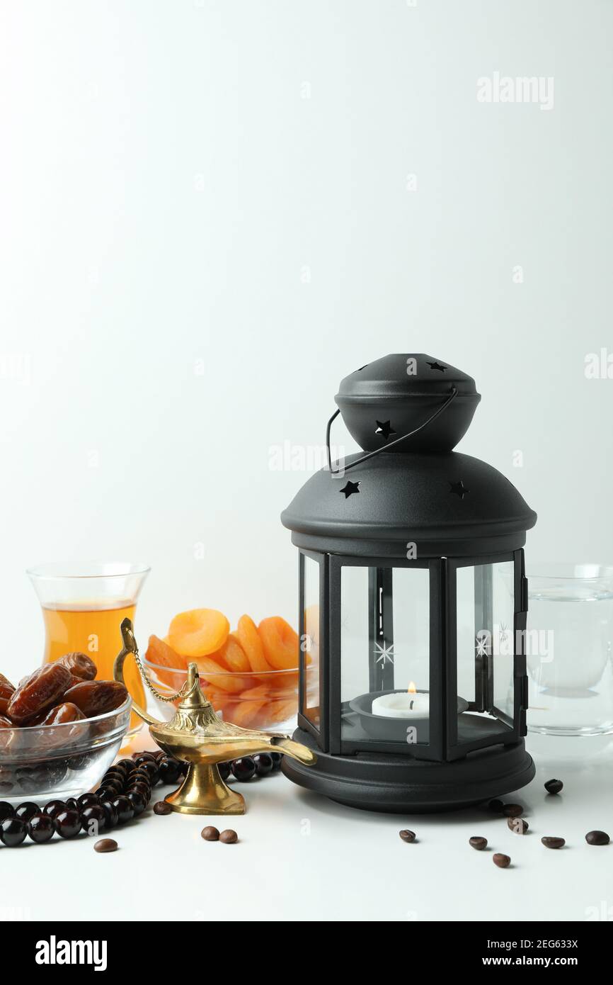 Konzept des Ramadan mit Lebensmitteln und Zubehör auf weißem Hintergrund Stockfoto