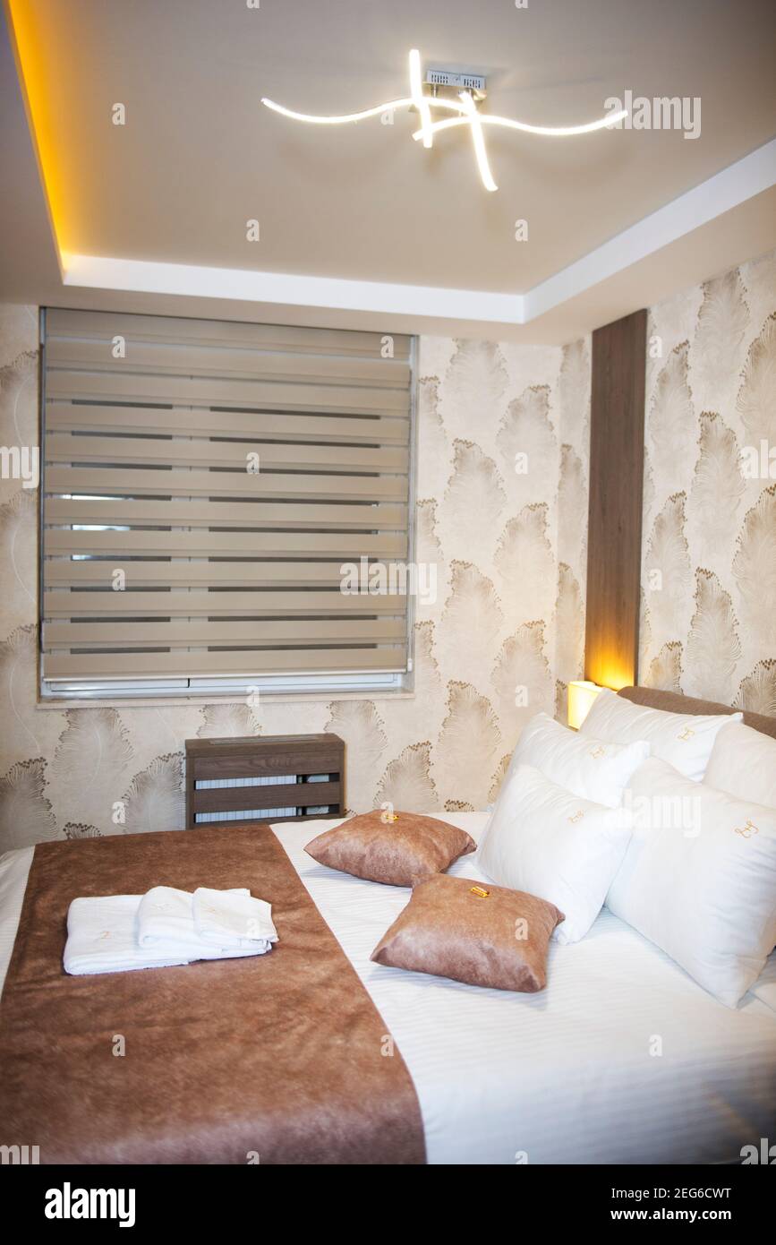 Interieur eines Schlafzimmers mit frischen Bettdecken Stockfoto