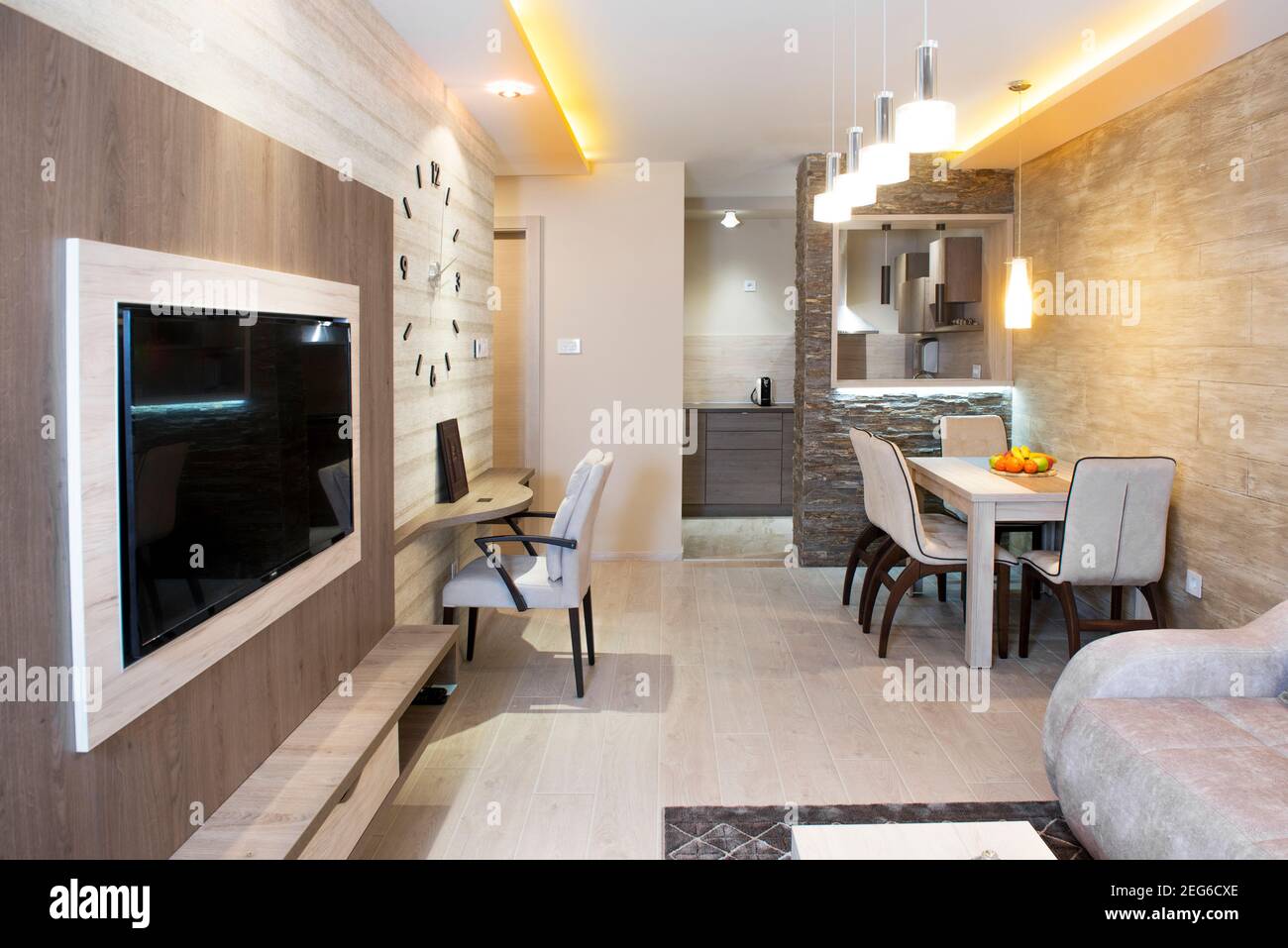 Gemütliches, modernes Wohnzimmer mit eleganten Geräten Stockfoto