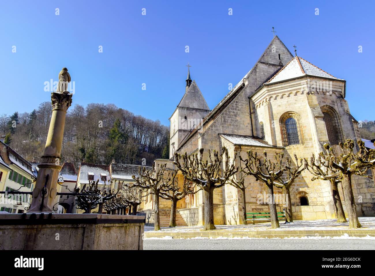 Blick auf die Stiftskirche Saint Ursanne und ihren Kreuzgang in der charmanten mittelalterlichen Stadt Saint Ursanne, Kanton Jura, Schweiz. Stockfoto