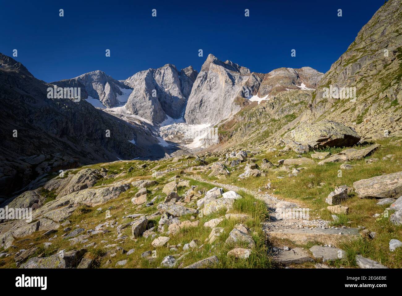 Vignemale im Sommer, vom Gaube-Tal aus gesehen (Nationalpark Pyrénées, Pyrenäen, Cauterets, Frankreich) Stockfoto