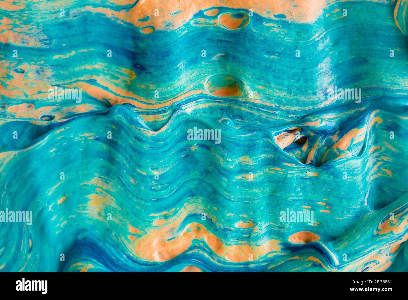 Fließende Kunst Marmor abstrakte Volumen Textur mit blauer Farbe und Orange Tönung. Horizontale fett raue Striche der flüssigen Farbe. Künstlerische dicke schwere kühne sme Stockfoto