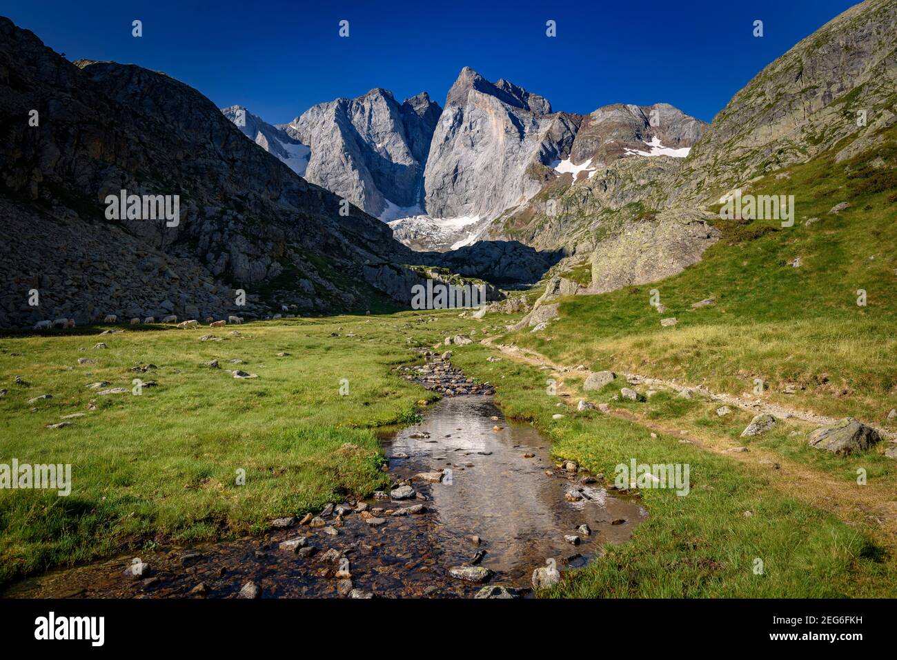 Vignemale im Sommer, vom Gaube-Tal aus gesehen (Nationalpark Pyrénées, Pyrenäen, Cauterets, Frankreich) Stockfoto