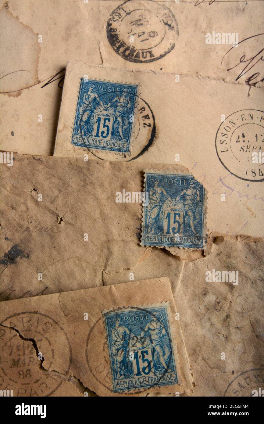 Vintage-Briefmarken und Briefumschläge mit historischen Designs und Markierungen aus einer früheren Ära der Kommunikation, Frankreich Stockfoto