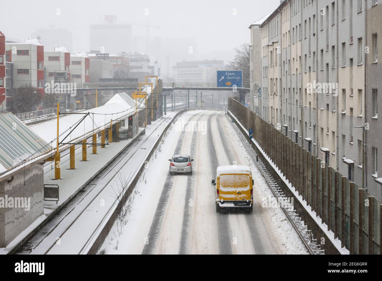 Essen, Nordrhein-Westfalen, Deutschland - Wintereinbruch im Ruhrgebiet, auf der Autobahn A40 fahren nur wenige Autos und Lastwagen in Eis und Schnee. Stockfoto