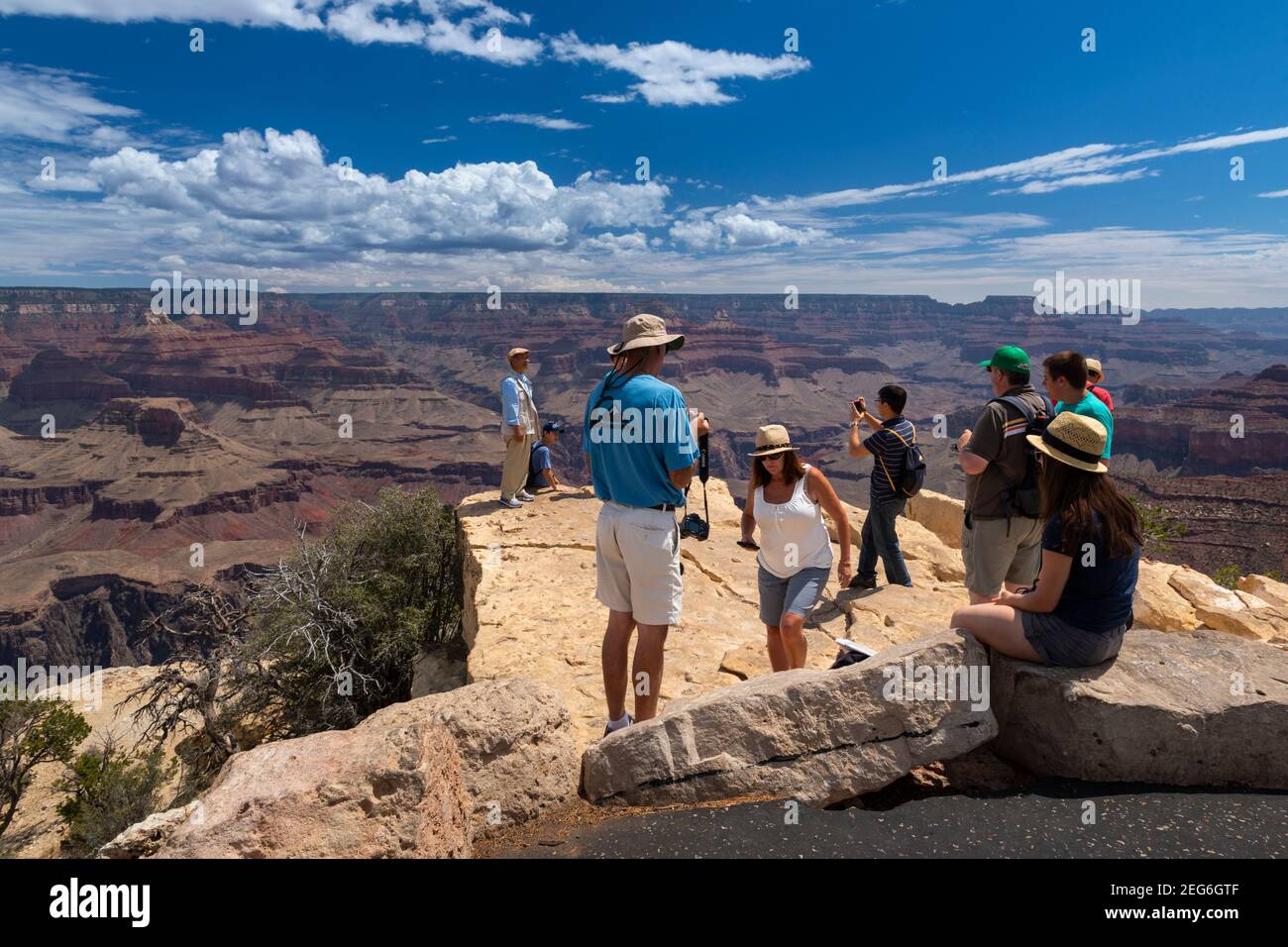 Grand Canyon National Park, Arizona - 16. Juli 2014: Eine Gruppe von Touristen im Grand Canyon National Park, im Bundesstaat Arizona, USA Stockfoto