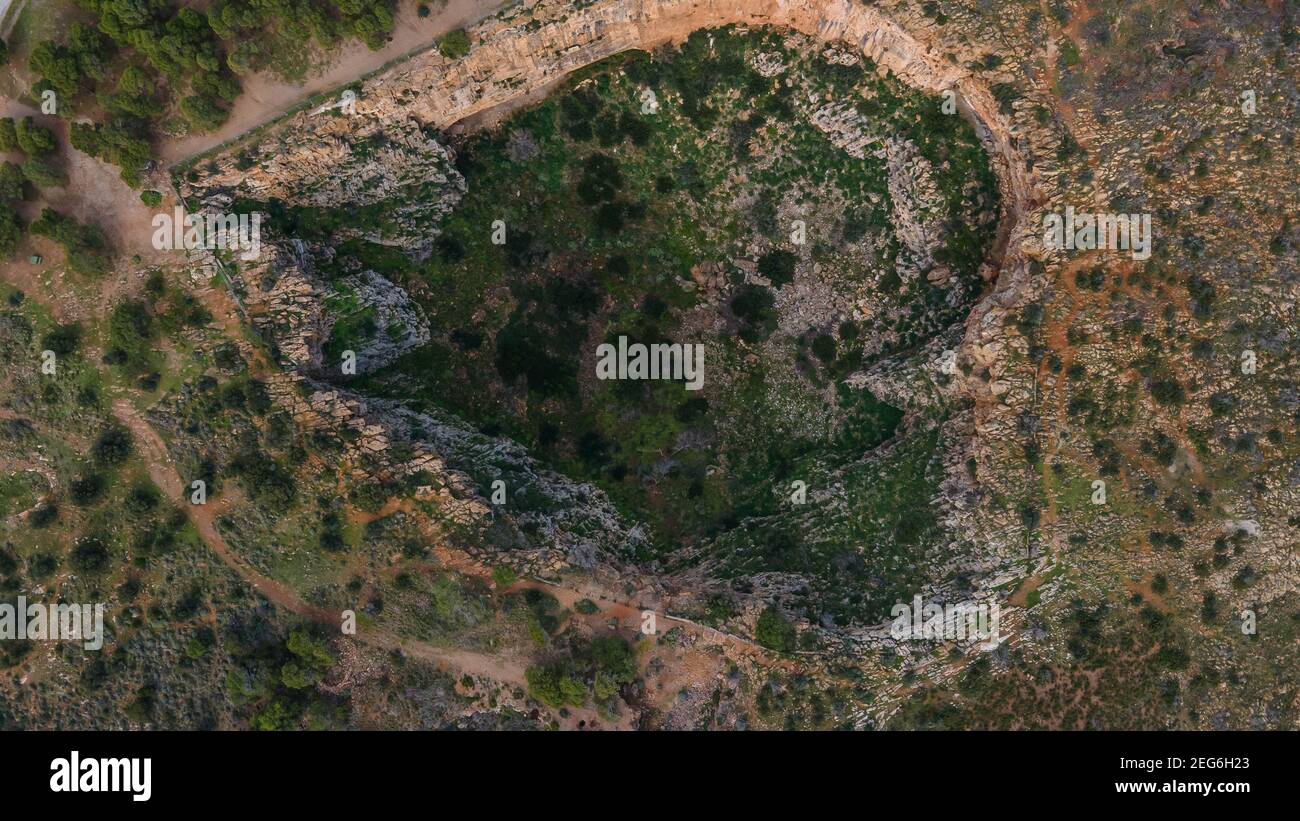 Geologische Karstierung bei Agios Konstantinos Dorf über Lavrion, bei Griechenland Stockfoto