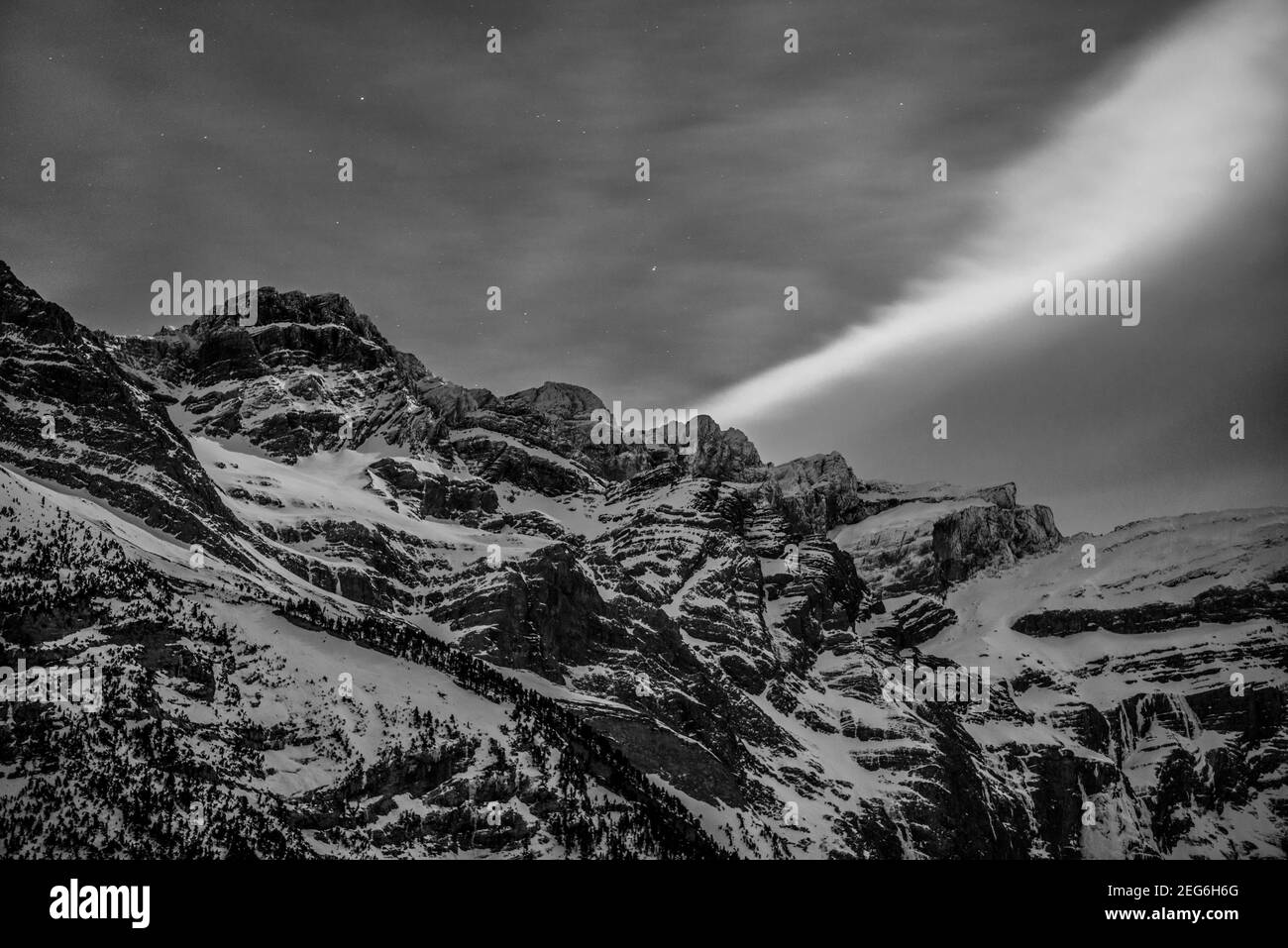 Kalte Winternacht am Gipfel des Cirque de Gavarnie und des Marboré (Midi-Pyrénées, Pyrenäen, Frankreich) Stockfoto