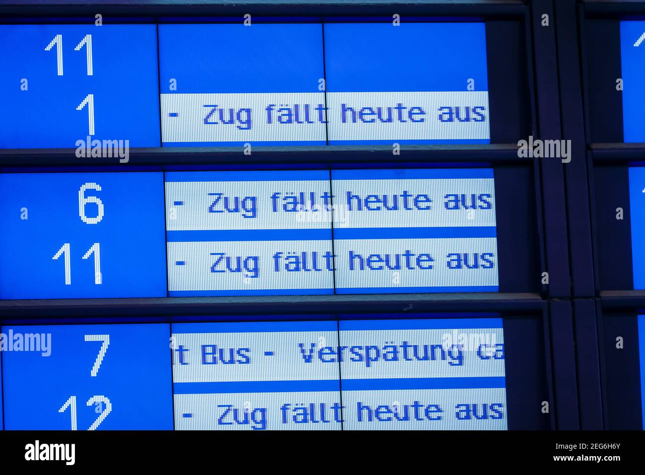 Essen, Nordrhein-Westfalen, Deutschland - Wintereinbruch im Ruhrgebiet, Essener Bahnhof, wegen Eis und Schnee sind viele Züge verspätet oder absagen Stockfoto