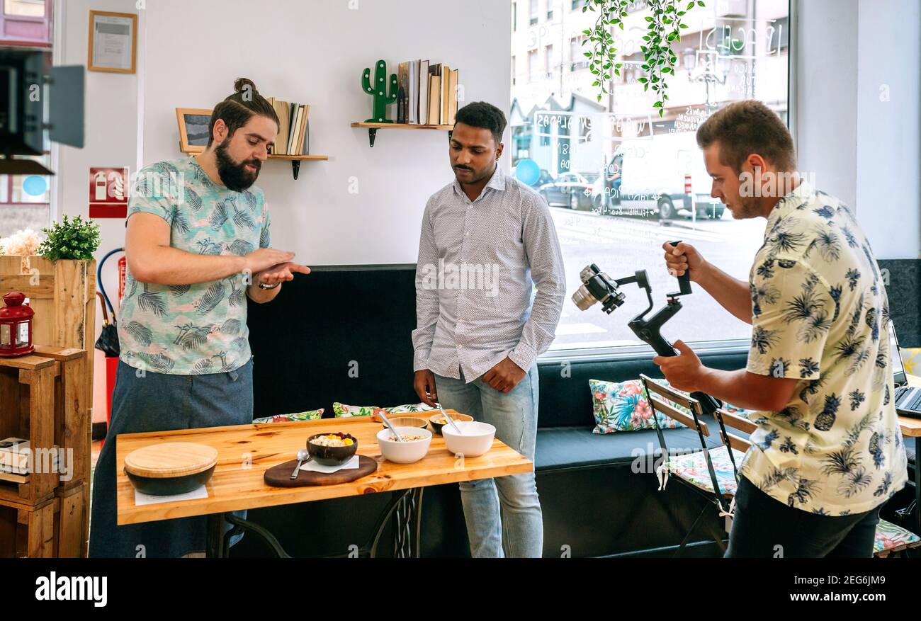 Koch erklärt während der Aufzeichnung eines Live-Kochworkshops Stockfoto