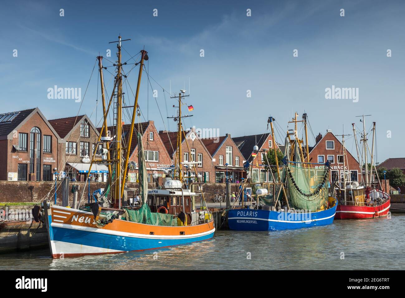 Fischerboote im Hafen des Fischerdorfes von Neuharlingersiel Stockfoto