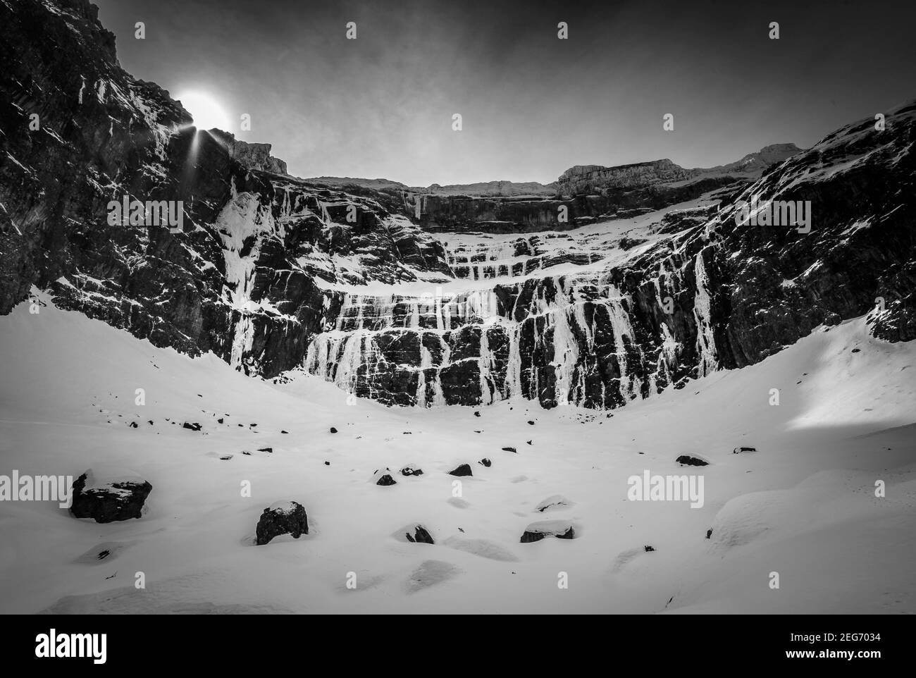 Gefrorene Wasserfälle im Winter im Cirque de Gavarnie (Gavarnie, Midi-Pyrénées, Pyrenäen, Frankreich) Stockfoto