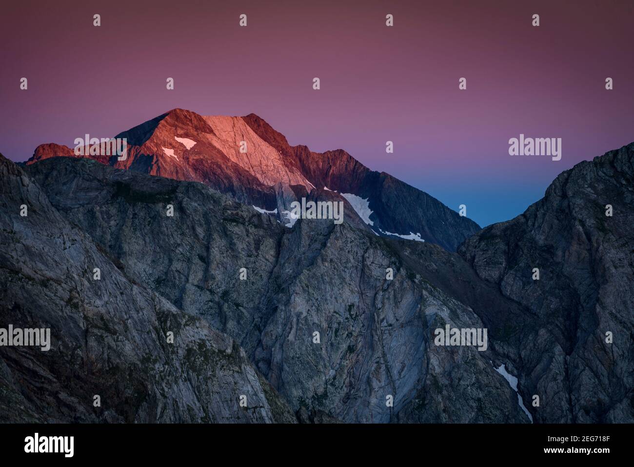 Infiernos-Gipfel bei Sonnenaufgang vom Hourquette d'Ossue aus gesehen (Vignemale, Nationalpark der Pyrenäen, Cauterets, Frankreich) Stockfoto