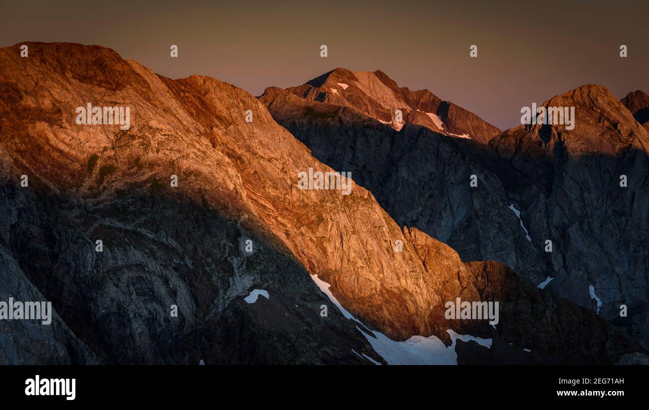 Infiernos-Gipfel bei Sonnenaufgang vom Hourquette d'Ossue aus gesehen (Vignemale, Nationalpark der Pyrenäen, Cauterets, Frankreich) Stockfoto