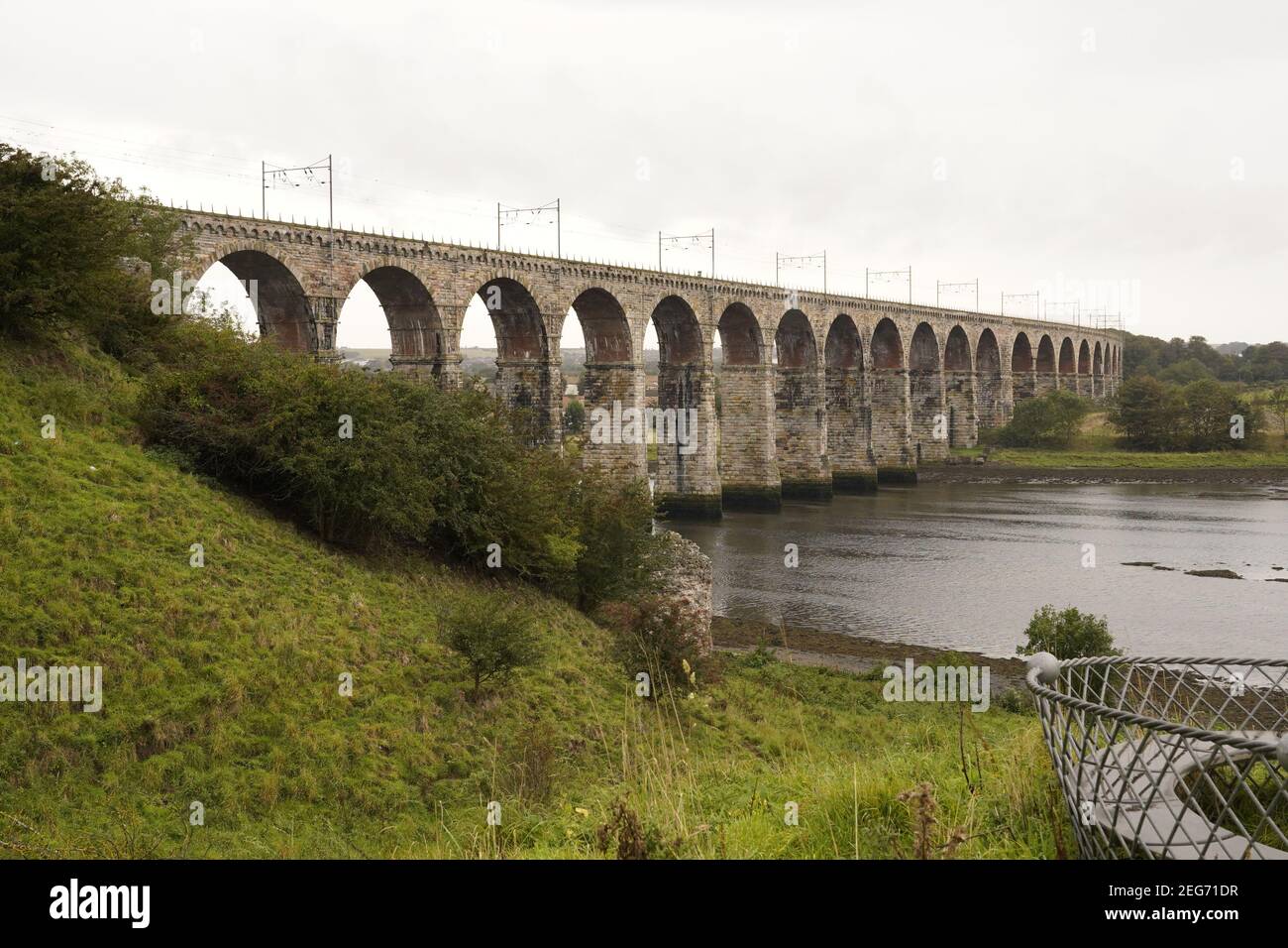 Die Royal Border Bridge, die über den Fluss Tweed führt Stockfoto