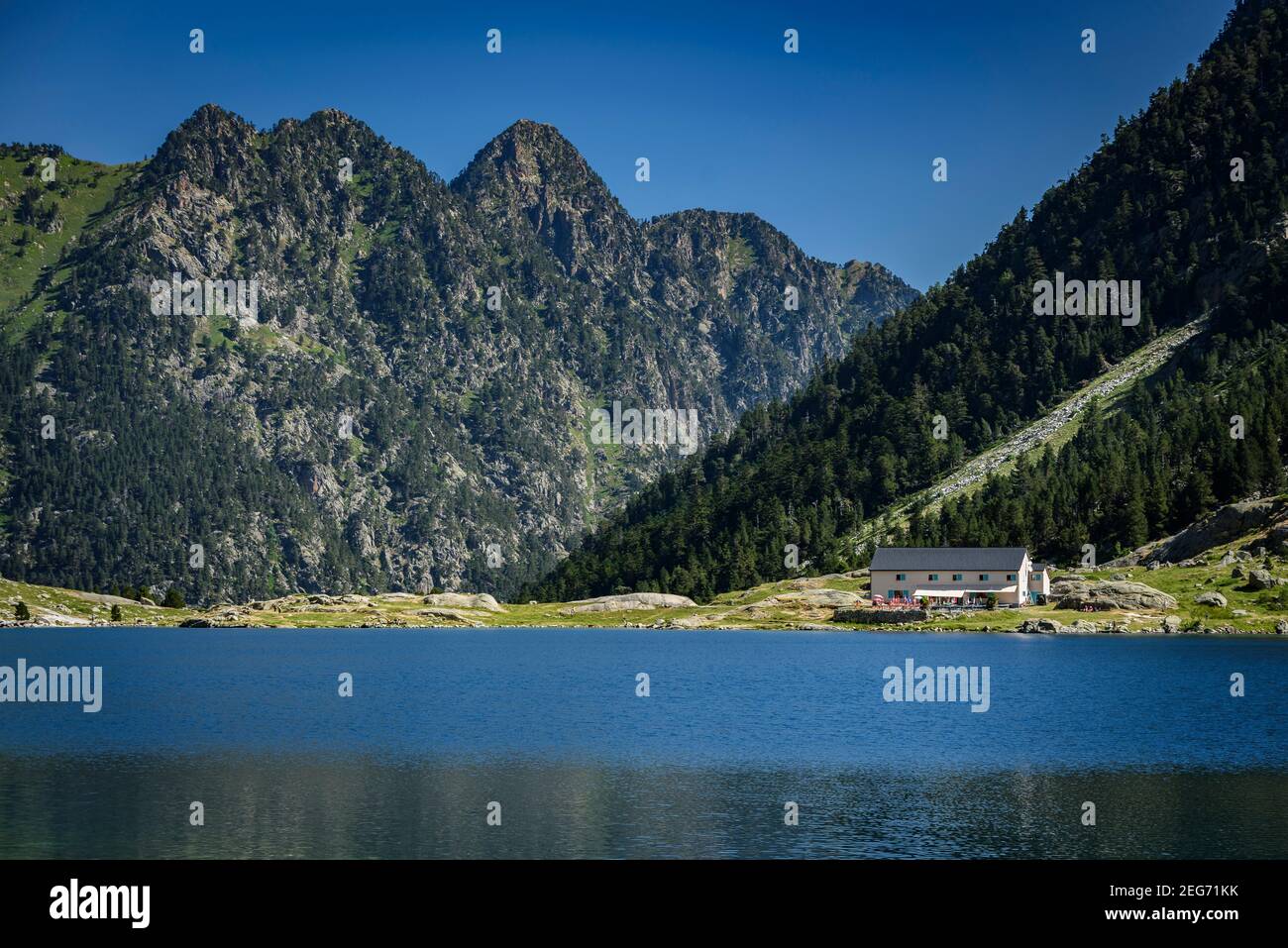 Lac de Gaube, im Gaube-Tal und im Sommer Pont d'Espagne (Nationalpark Pyrénées, Pyrenäen, Cauterets, Frankreich) Stockfoto