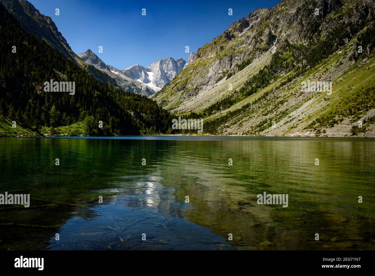 Lac de Gaube, im Gaube-Tal und im Sommer Pont d'Espagne (Nationalpark Pyrénées, Pyrenäen, Cauterets, Frankreich) Stockfoto