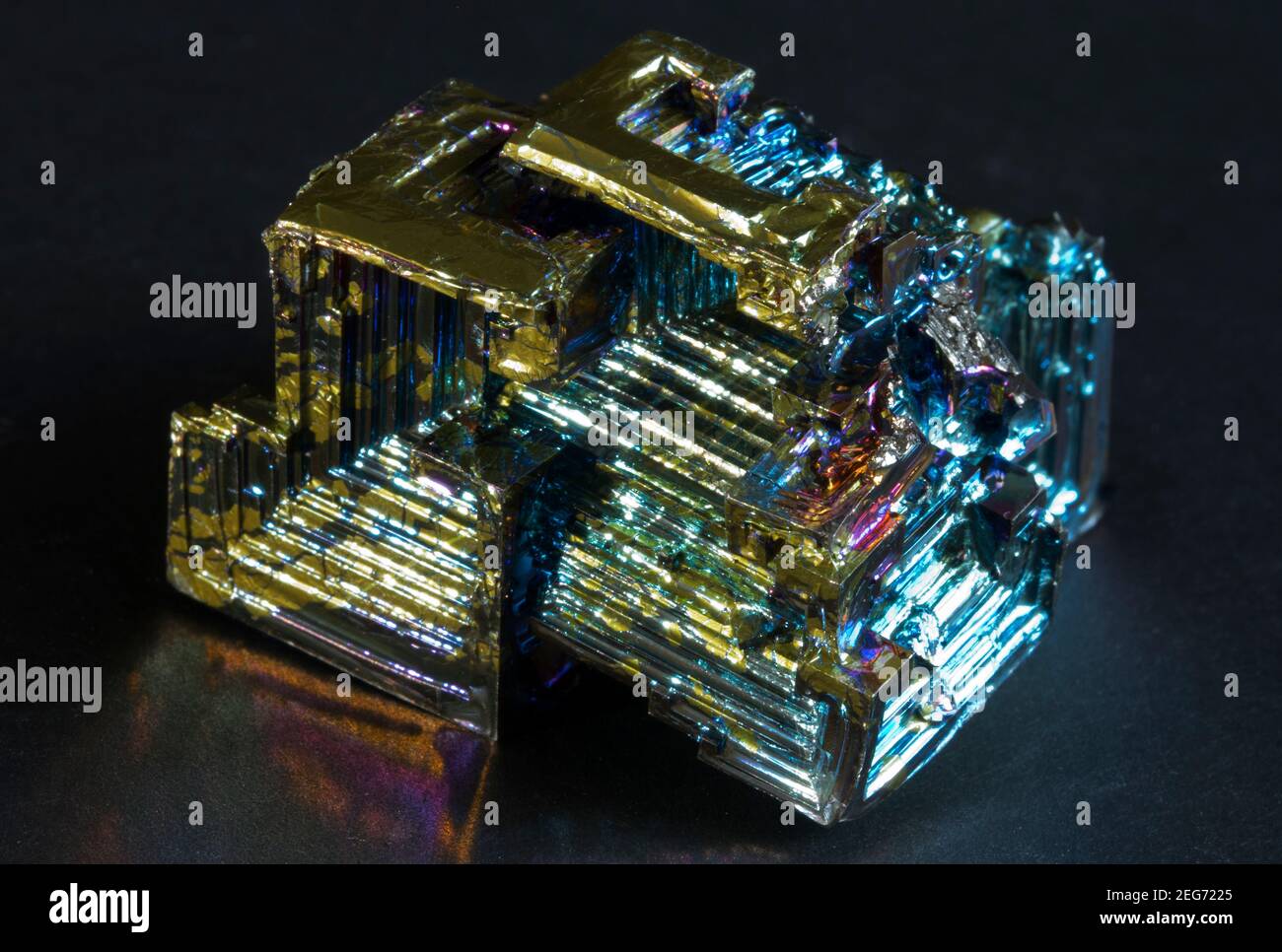 Die markanten Stufenkristalle aus metallischem Bismuth. Die farbenfrohe Irideszenz ist auf das natürlich silbrige Element zurückzuführen, das bei hohen Temperaturen oxidiert wird Stockfoto