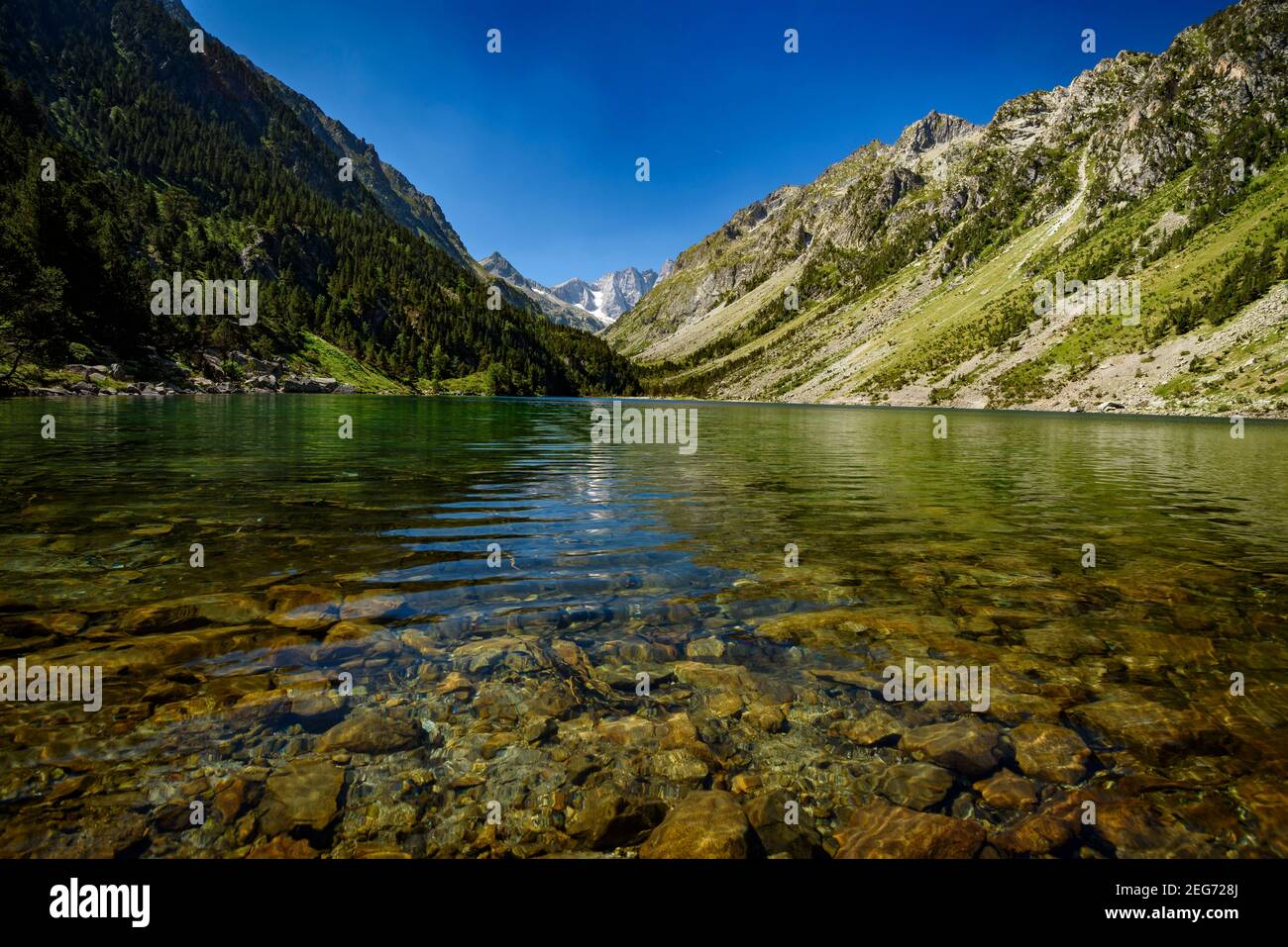 Lac de Gaube, im Gaube-Tal und im Sommer Pont d'Espagne (Nationalpark Pyrénées, Pyrenäen, Cauterets, Frankreich) Stockfoto