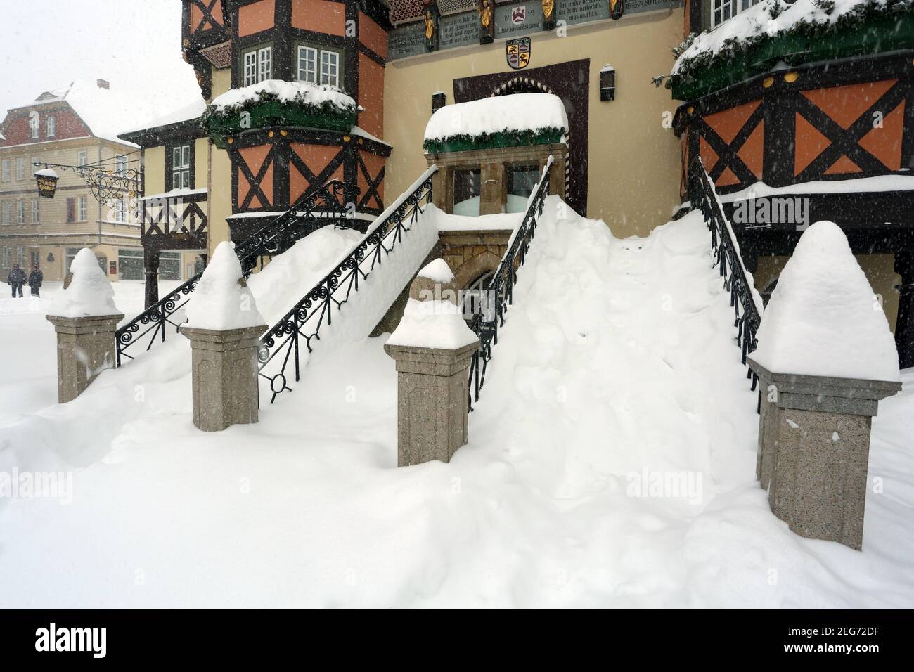 Wernigerode, Deutschland. Februar 2021, 08th. Die Treppe des Rathauses ist derzeit eingeschneit. Der Winter hat Teile von Sachsen-Anhalt wie hier in Wernigerode fest im Griff. Innerhalb kurzer Zeit wuchs die Schneedecke auf 50 Zentimeter. Die Rodungsdienste sind kaum in der Lage, den Schnee zu verdrängen. Quelle: Matthias Bein/dpa-Zentralbild/ZB/dpa/Alamy Live News Stockfoto