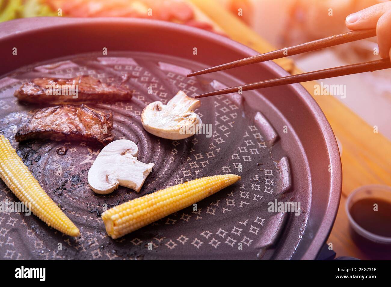 Yakiniku ist das Essen, das ein dünn geschnittenes Rindfleisch gegrillt und  in eine Soja-Bohnen-Sauce Sauce Sauce Sauce eingetaucht. Yakiniku Gasgrill  für Grillfutter in Gesellschaft Stockfotografie - Alamy