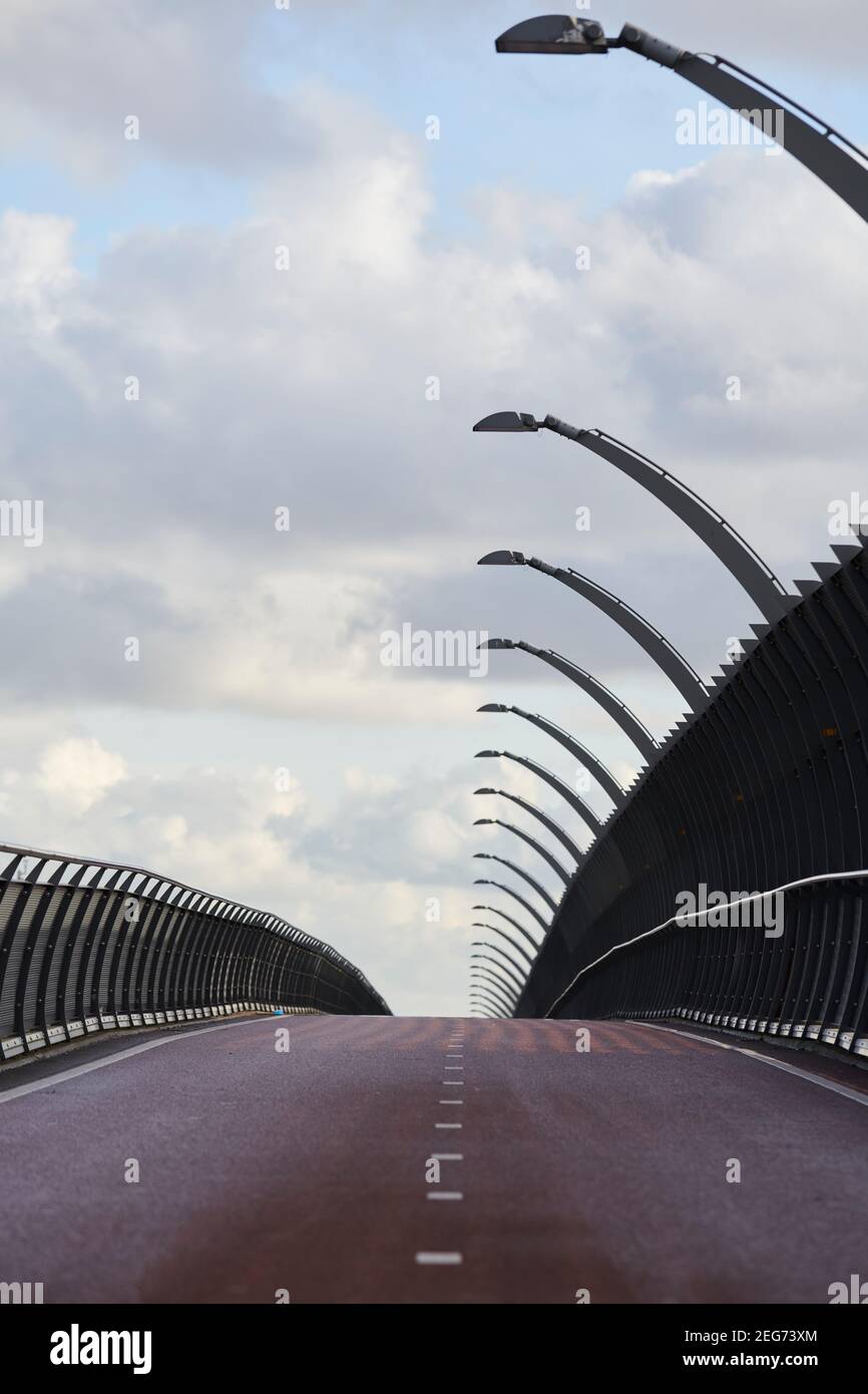 Leerer Radweg auf einer Brücke Stockfoto