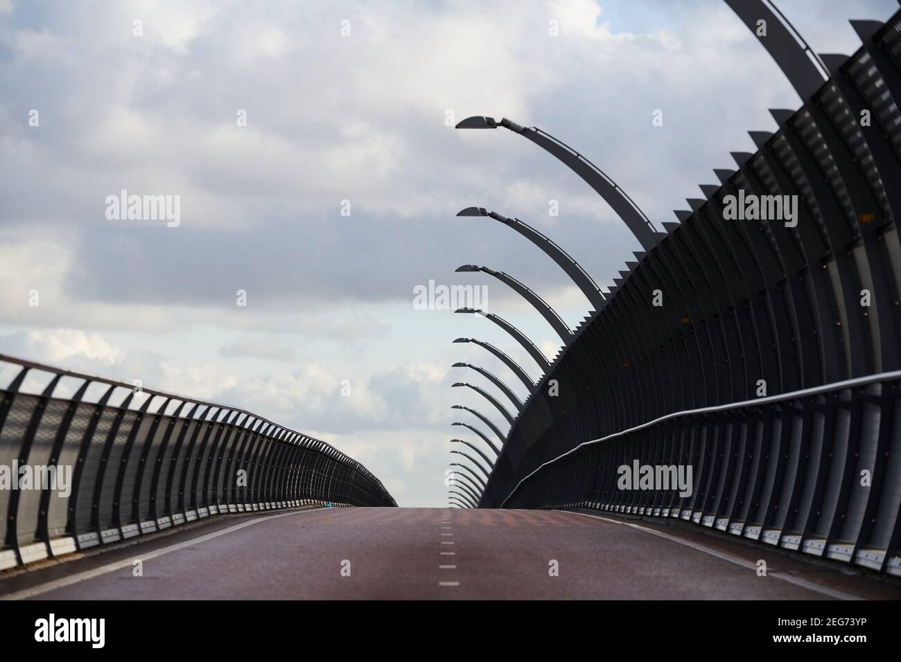 Leerer Radweg auf einer Brücke Stockfoto