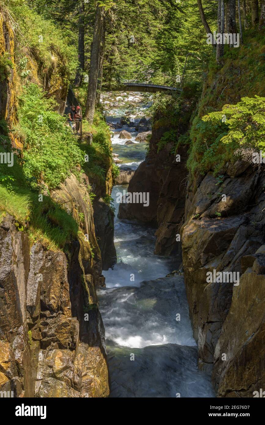 Pont d'Espagne im Sommer (Cauterets, Nationalpark der Pyrenäen, Frankreich) ESP: Pont d'Espagne en verano (Cauterets, Parque Nacional de los Pirineos) Stockfoto