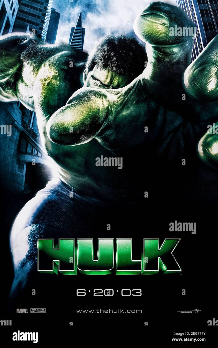 Hulk (2003) unter der Regie von Ang Lee mit Eric Bana, Jennifer Connelly und Sam Elliott. Großer Bildschirm Ausflug für Bruce Banner, ein Genetik-Forscher und das wütende grüne Monster lauert in ihm. Stockfoto