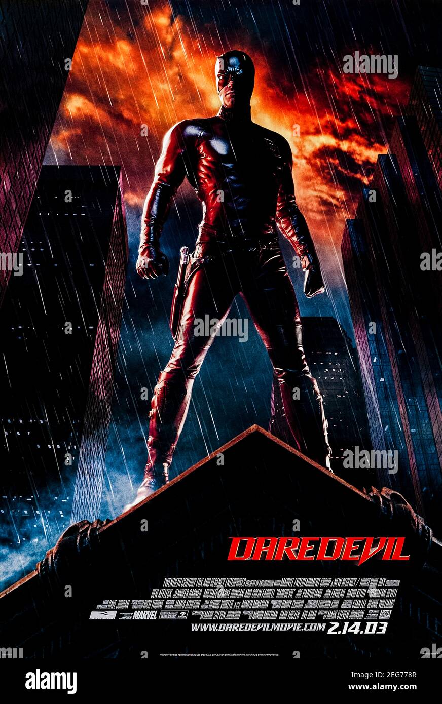 Daredevil (2003) unter der Regie von Mark Steven Johnson mit Ben Affleck, Jennifer Garner und Colin Farrell. Ein junger Waise, der bei einem Unfall geblendet wird, hat seine anderen Sinne erhöht und wird zum Daredevil. Stockfoto