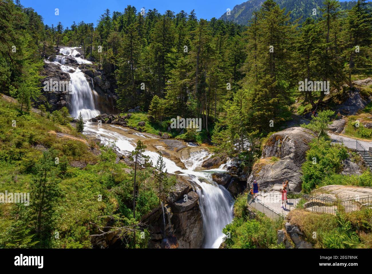 Pont d'Espagne Wasserfall im Sommer (Cauterets, Nationalpark der Pyrenäen, Frankreich) ESP: Cascada del Pont d'Espagne en verano (Cauterets) Stockfoto