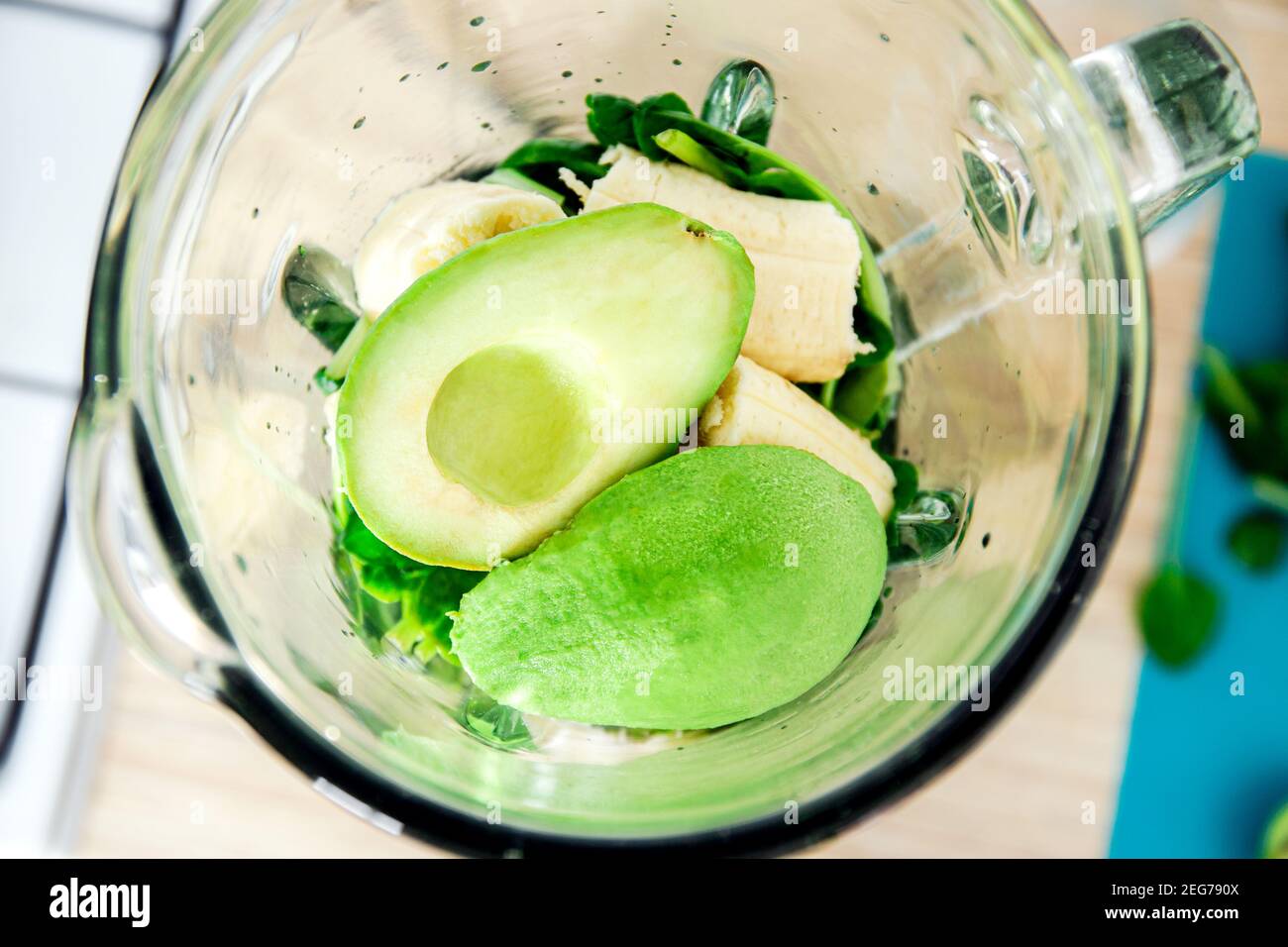 Zutaten für grüne Detox-Smoothies im Mixer. Spinat, Banane und Avocado.Draufsicht Stockfoto