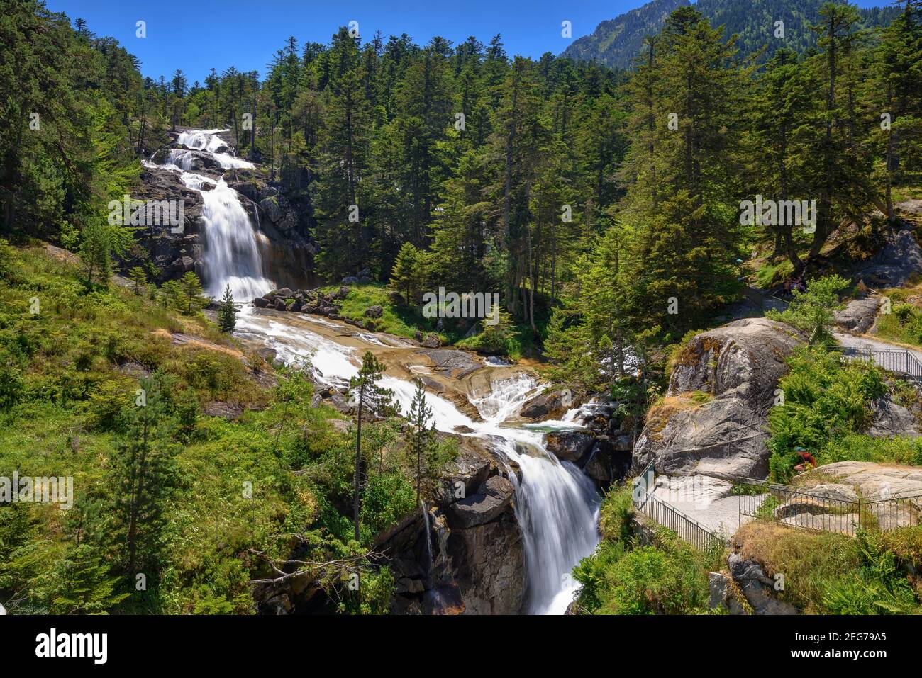 Pont d'Espagne Wasserfall im Sommer (Cauterets, Nationalpark der Pyrenäen, Frankreich) ESP: Cascada del Pont d'Espagne en verano (Cauterets) Stockfoto