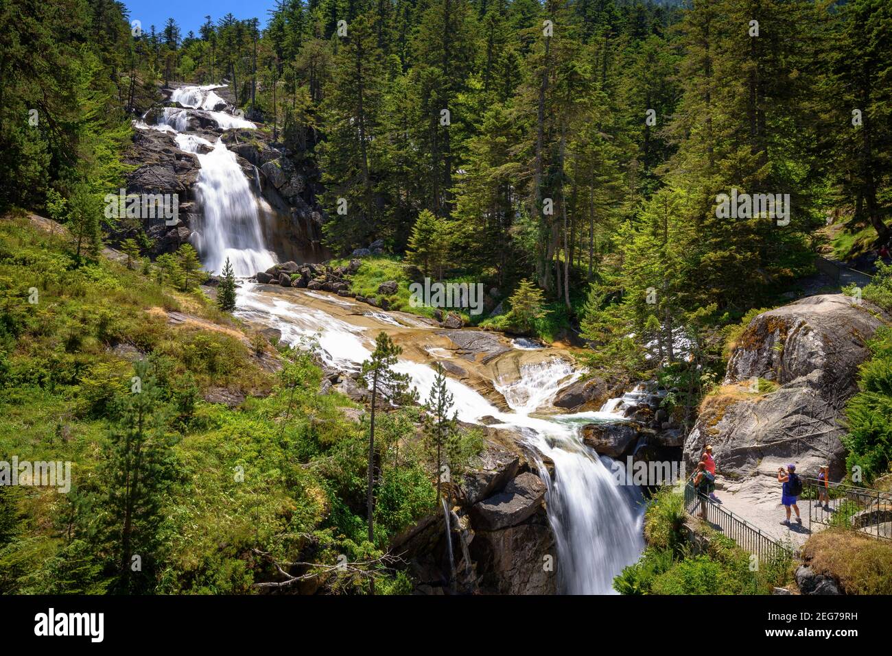Pont d'Espagne Wasserfall im Sommer (Cauterets, Nationalpark der Pyrenäen, Frankreich) ESP: Cascada del Pont d'Espagne en verano (Cauterets) Stockfoto
