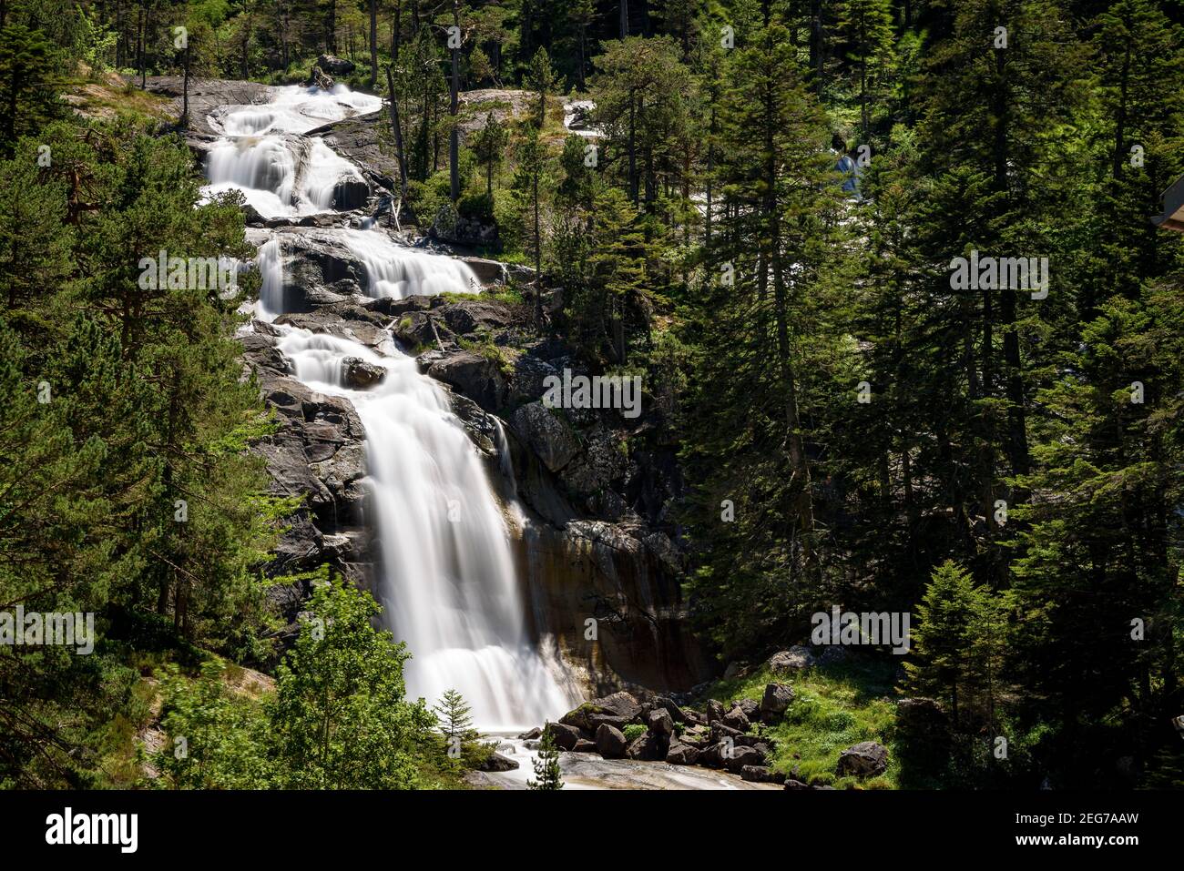 Pont d'Espagne Wasserfall im Sommer (Cauterets, Nationalpark der Pyrenäen, Frankreich) ESP: Cascada del Pont d'Espagne en verano (Cauterets) Stockfoto