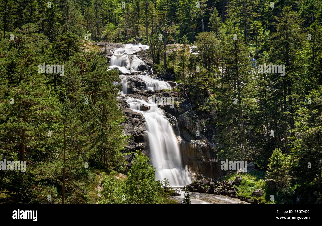 Pont d'Espagne Wasserfall im Sommer (Cauterets, Nationalpark der Pyrenäen, Frankreich) ESP: Cascada del Pont d'Espagne en verano (Cauterets) Stockfoto