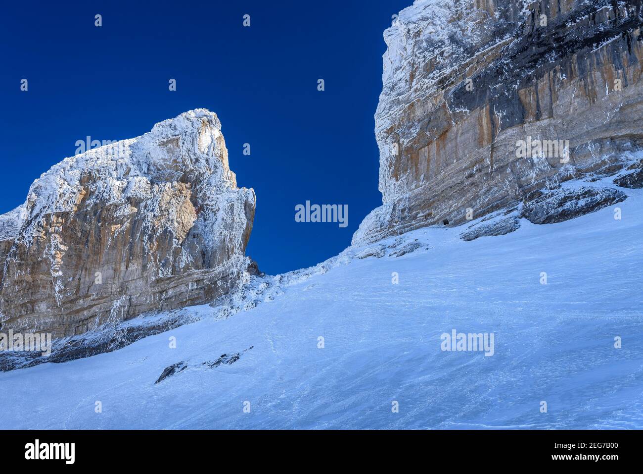 Rolands Bruch nach einem Schneefall (Pyrenees National Park, Gavarnie, Frankreich) Stockfoto