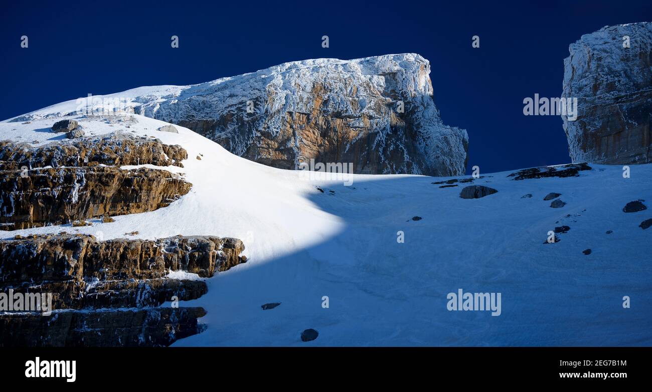 Rolands Bruch nach einem Schneefall (Pyrenees National Park, Gavarnie, Frankreich) Stockfoto