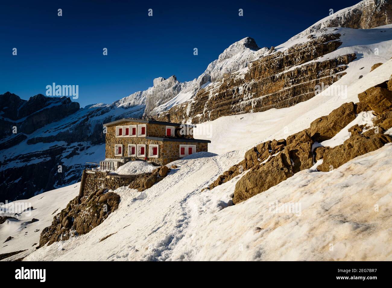 Sarradets Berghütte (auch Refuge de la Brèche de Roland genannt) und Blick auf den Cirque de Gavarnie (Gavarnie, Pyrenäen, Frankreich) Stockfoto