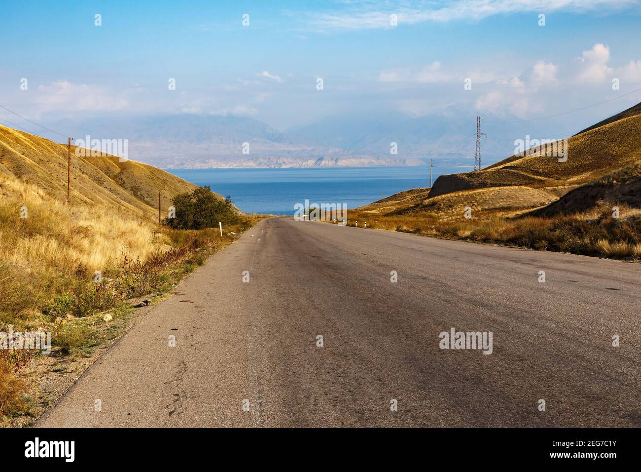 autobahn zum Toktogul-Stausee. Stausee auf dem Territorium des Toktogul-Bezirks der Region Jalal-Abad in Kirgisistan Stockfoto