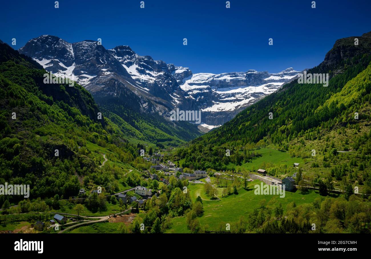 Frühlingsblick auf das Dorf Gavarnie und den Cirque de Gavarnie (Gavarnie, Pyrenäen, Frankreich) Stockfoto