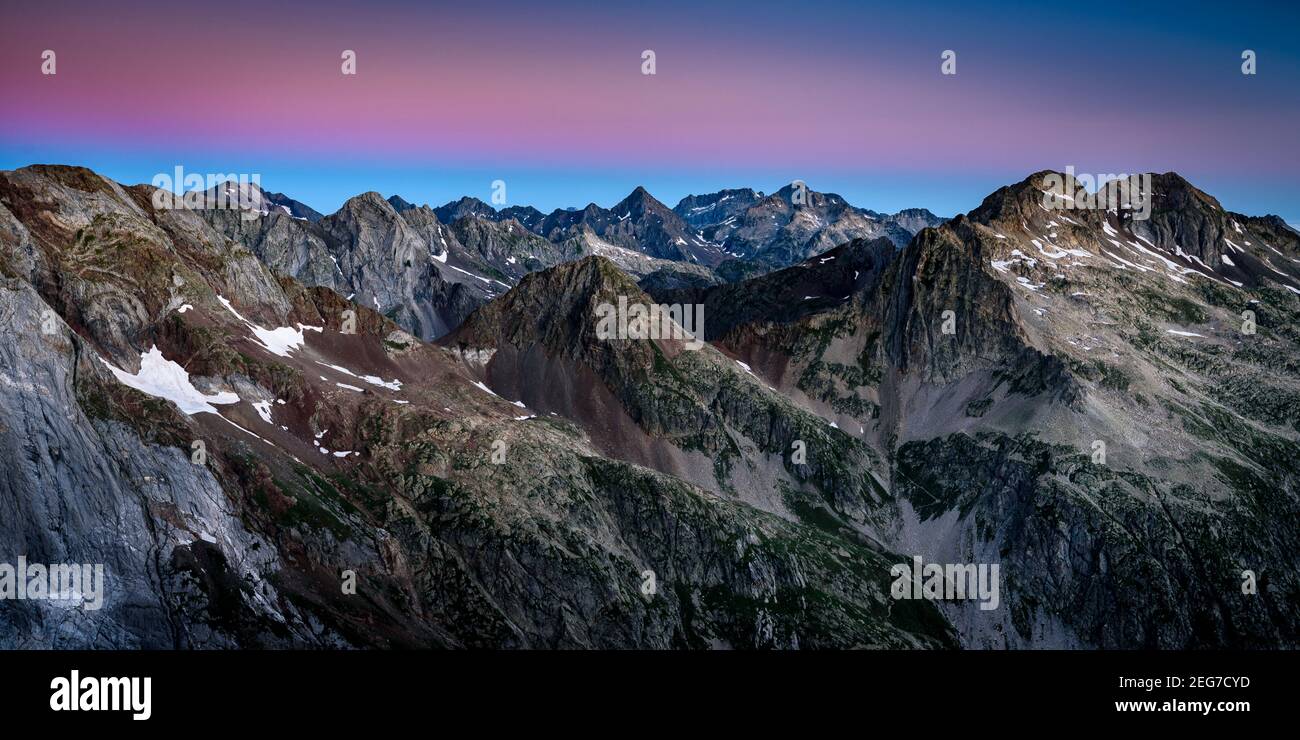 Sommersonnenaufgang, vom Hourquette d'Ossoue aus gesehen (Nationalpark der Pyrenäen, Cauterets, Frankreich) Stockfoto