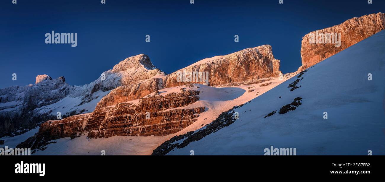 Sonnenaufgang über dem Cirque de Gavarnie und Rolands Bruch von der Sarradets Hütte (auch Refuge de la Brèche de Roland genannt) (Gavarnie, Pyrenäen) Stockfoto