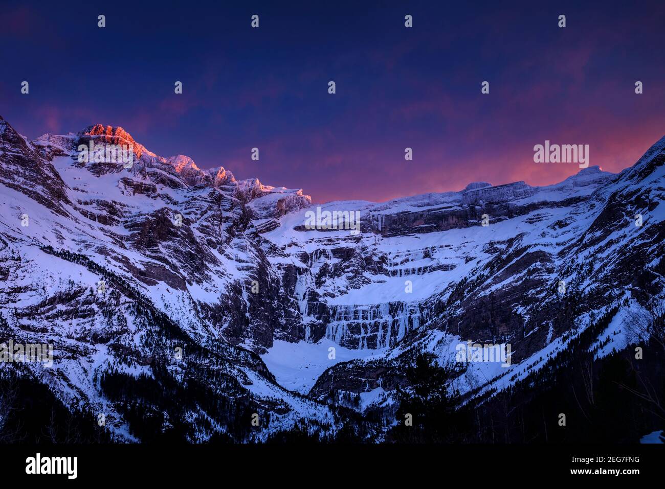 Sonnenuntergang im Cirque de Gavarnie und dem Gipfel des Marboré (Midi-Pyrénées, Pyrenäen, Frankreich) ESP: Atardecer en el Marboré y el Circo de Gavarnie (Pirineos) Stockfoto