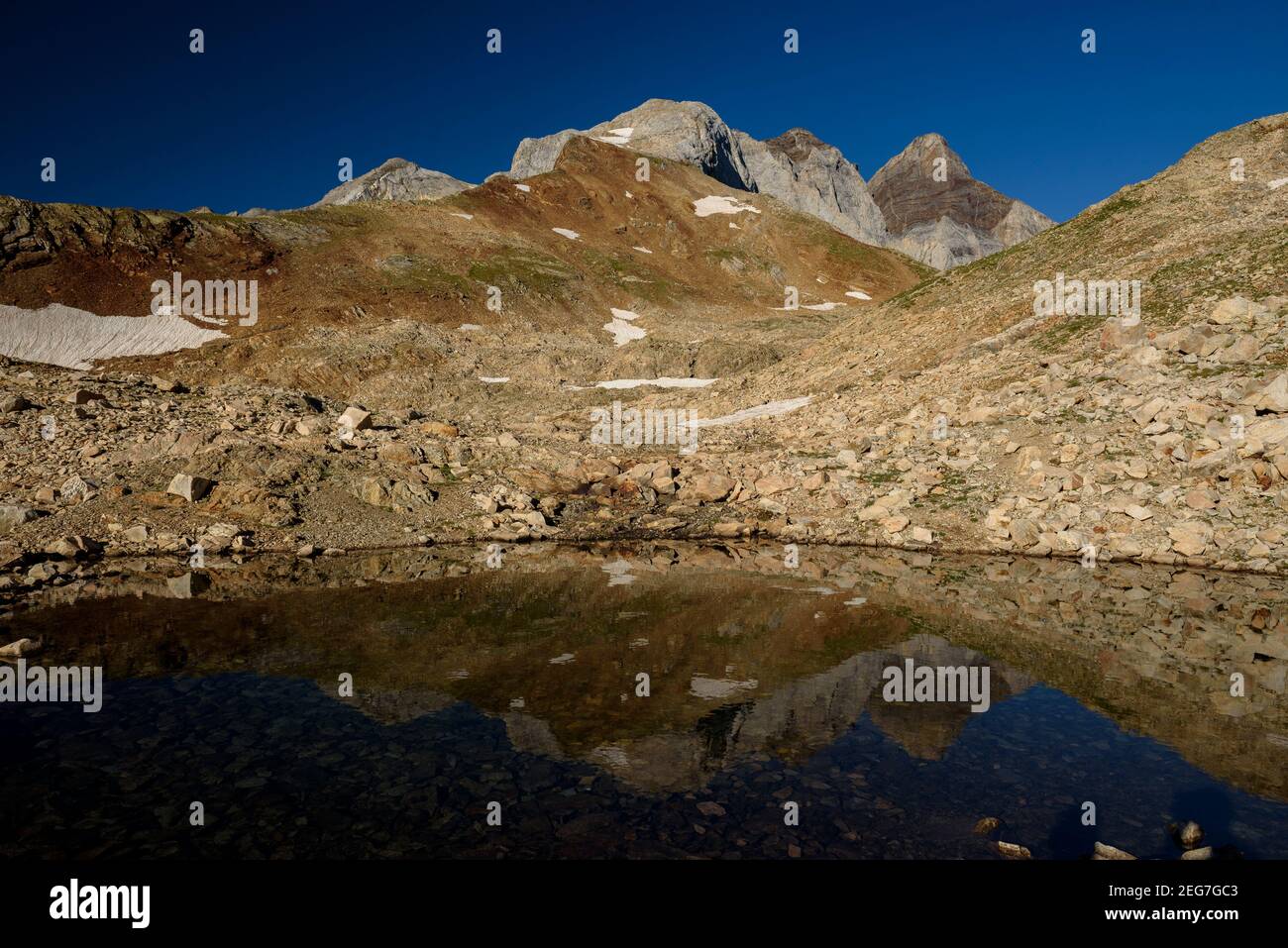 Vignemale an einem Sommermorgen von der Bayssellance Hütte aus gesehen (Nationalpark der Pyrenäen, Cauterets, Frankreich) Stockfoto