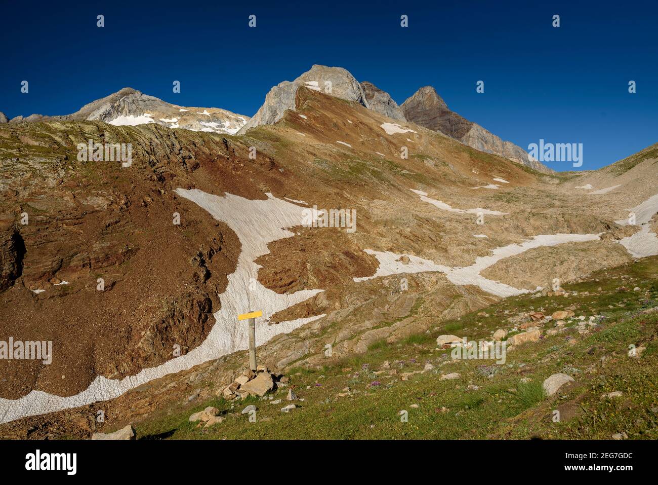 Vignemale an einem Sommermorgen von der Bayssellance Hütte aus gesehen (Nationalpark der Pyrenäen, Cauterets, Frankreich) Stockfoto