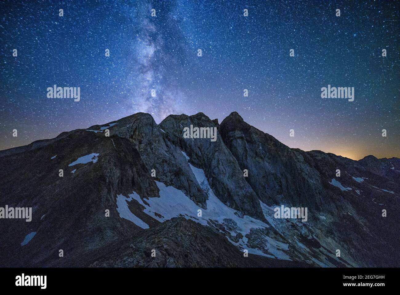 Vignemale in einer Sommernacht mit der Milchstraße, von der Hourquette d'Ossoue aus gesehen (Nationalpark der Pyrenäen, Cauterets, Frankreich) Stockfoto